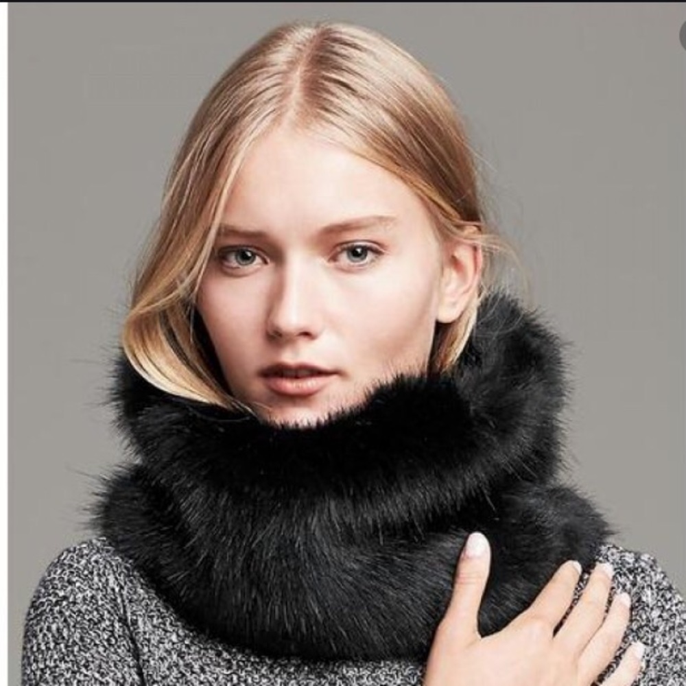 Banana Republic Plush Snood Black